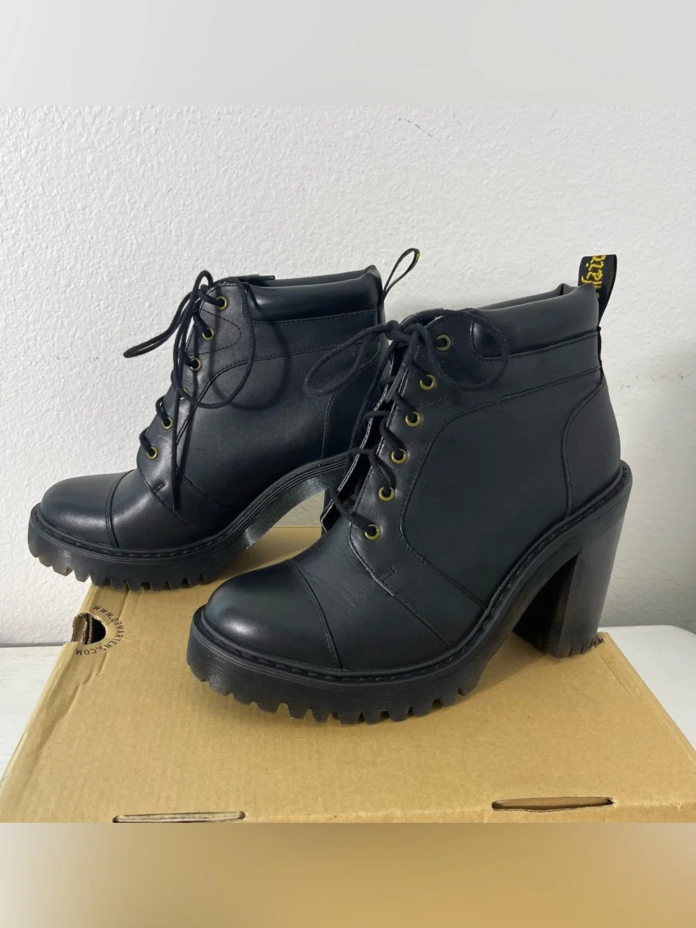 NEW Dr. Martens Areril Leather Heeled Ankle Black Boots Lace Up Size 7